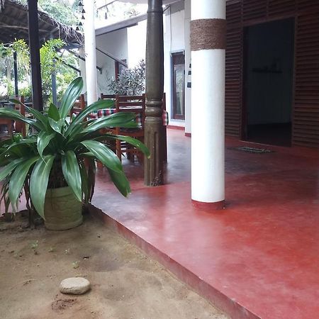 Julie Guest House Tangalle Exterior foto