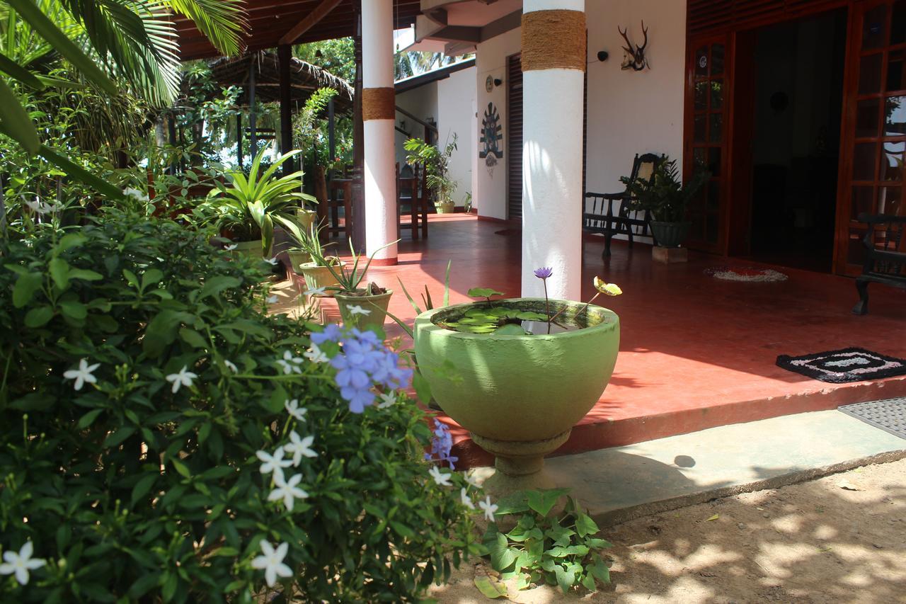 Julie Guest House Tangalle Exterior foto