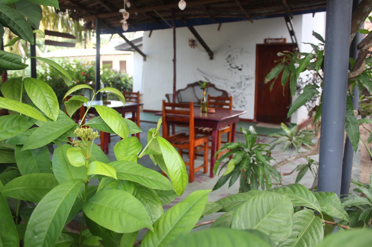 Julie Guest House Tangalle Exterior foto