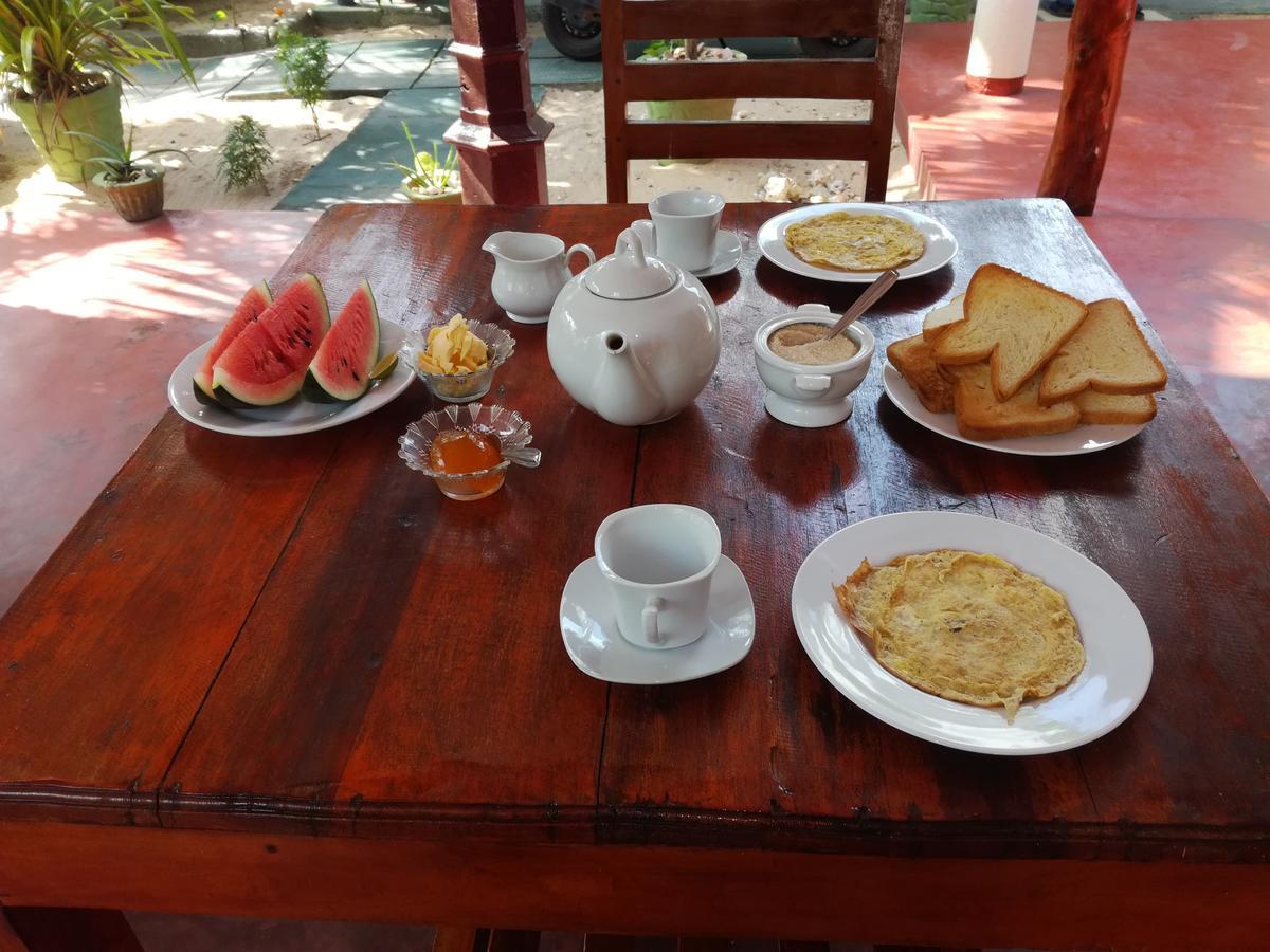Julie Guest House Tangalle Exterior foto