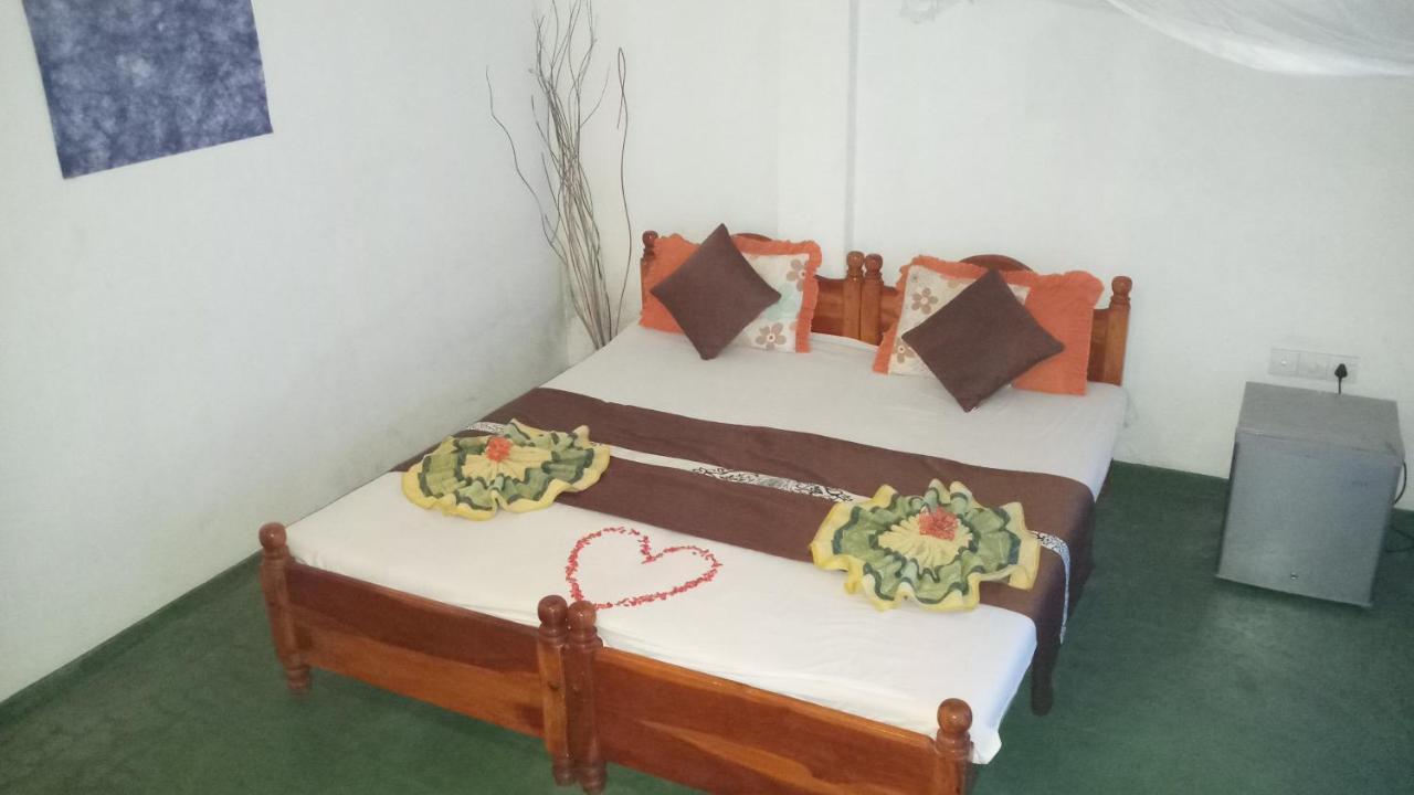Julie Guest House Tangalle Exterior foto
