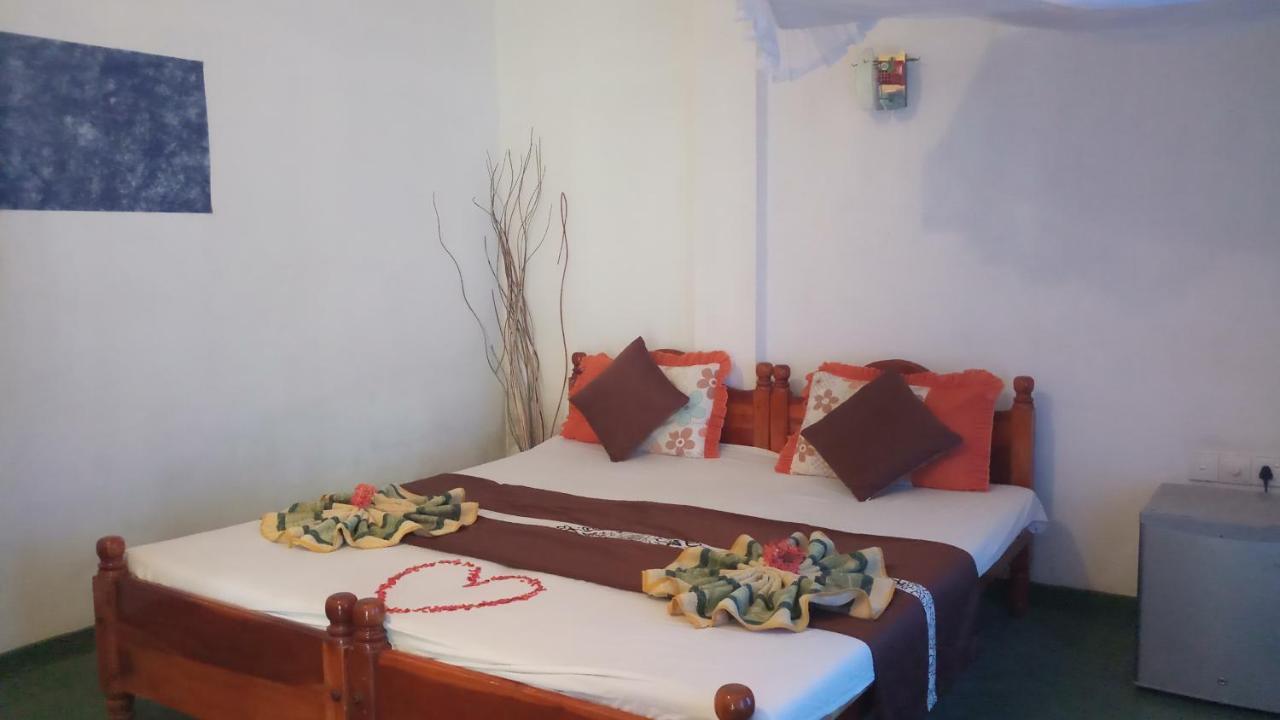 Julie Guest House Tangalle Exterior foto